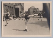 Duisburg 1949 / 1950 - Tolles Foto von Frauen beim Rollschuhfahren - Foto