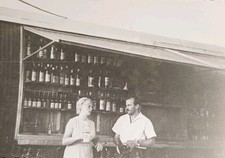 Zirkus Adria Schausteller Zirkuswagen Verkaufsbude Wein Frau Alkohol Altes Foto