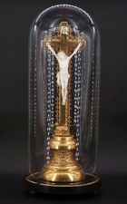 Kruzifix unter Glaskuppel