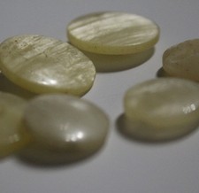 7 gelbe schimmernde Knöpfe -