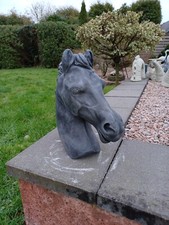 Steinfigur Pferdekopf Büste Hengst Stute Pony schwarz Dekoration Garten Reiten