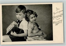 40139084 - Junge spielt Zieharmonika und Maedchen die Mandoline Geburtstag