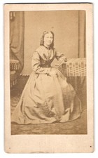 Fotografie Portrait Dame im Biedermeierkleid mit Locken 