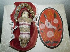 Klosterarbeit Fatschenkind aus Wachs in Spanschachtel mit Stickereien !