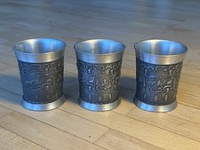 3 kleine Schnaps-Becher aus