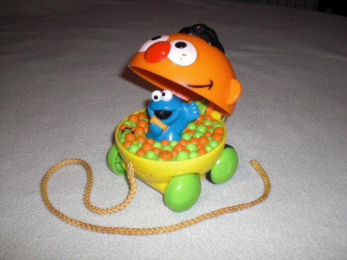 Ernie kopf mit krümelmonster - ernie,