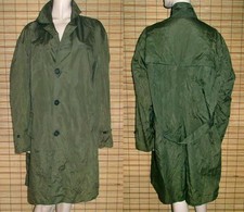 GRÜNER REGENMANTEL - RAINCOAT