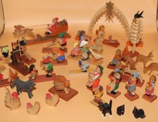 Handarbeit Emil Helbig geschnitzte Miniaturen Auswahl Sammlung Erzgebirge Antik