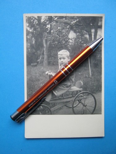 Altes foto junge mit tretauto - mit,