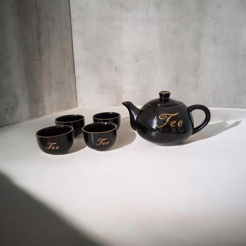 Schwarzes tee set mit - schwarzes, kanne
