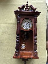 Alte Wanduhr aus Holz – 70