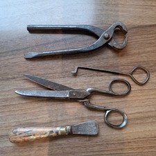 Antike Beisszange, Schere, Meißel, Türöffner aus Eisen und Holz