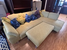 Große gebrauchte Sofaecke in gutem Zustand Mit Kissen, großem Puff und Sessel.