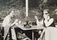 Zwei Frauen essen Eisbecher
