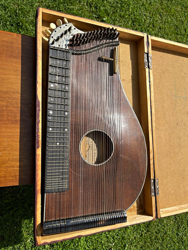 Zither saiteninstrument aus - saiteninstrument,