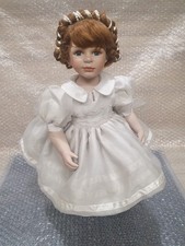 Porzellanpuppe weisses Kleid