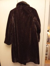 Sehr dunkelbrauner Fellmantel