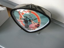 Fruttini. Weck-Uhr . Vintage, mit Frau in 70er Jahre Kleidung.