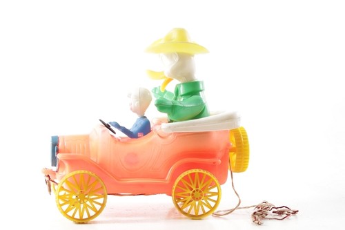Altes spielzeugauto mit puppen - altes,