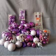 Weihnachtskugeln und andere Deko in Lilatönen gebraucht