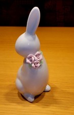 Weißer Keramikhase mit 3 rosa