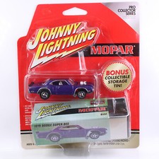 JOHNNY LIGHTNING - MOPAR - 1970 DODGE SUPER BEE + STORAGE TIN