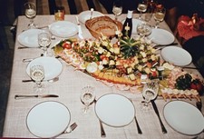 Festlich gedeckte Tafel mit