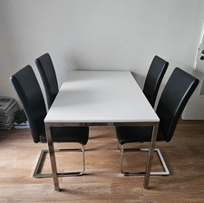 Weißer Hochglanz Esstisch Mit Vier Schwarzen Kunstleder Stühlen