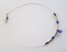 Delikates Collier Stahldraht Amethystimitat versilberte Röhrchen – Modeschmuck