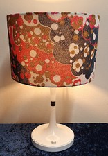 Tischlampe 70er Kunststofffuß weiß Erco Unikatschirm handgefertigt Lamplove