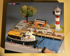 kibri H0 8264-Anlegestelle mit Fahrgastschiff- incl Leuchtrum, Kiosk usw. OVP un