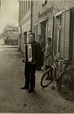 1930 FOTO ALTES FAHRRAD DAMEN AKKORDEON OSTPREUSSEN KÖNIGSBERG GÄSTSTÄTTE VELO