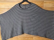 in sein mit Pullover von Labina Sosan - riesig - Lagenlook - anthrazit gestreift