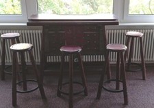 Hausbar Tresen Theke Holz Bar  Raumteiler Hocker Keller Wood Wappen Ritter 