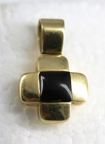 750 gold pendant designer