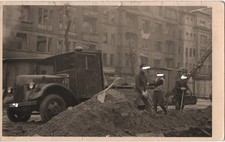 Foto Auto: Oldtimer - Behelfs-LKW an Baustelle, Deutschland ~1949, 9x14cm