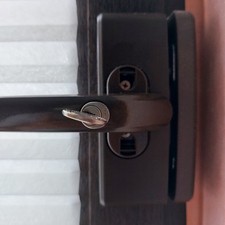   Ein Abus Fenster /Terassentürsicherung in braun abschießbar  2 Seitensicherung