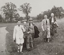 Fünf Männer Freunde wandern Knickerbocker Hose Shorzs Kniestrümpfe Feldweg Foto