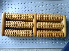 FUSS-MASSAGEROLLER mit 6 Rollen, massive Konstruktion aus Echtholz, braun