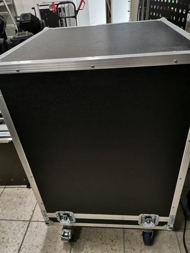Haubencase auf rollen davon - haubencase,