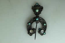 Fibel Historismus Ring Fibel Fibula mit Türkisen und anderen Steinen