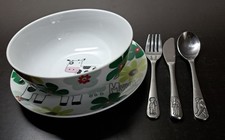 Kindergeschirr mit Kuhmotiv und ein Kinderbesteck von WMF