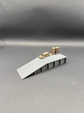 Spur H0 Laderampe mit Deko-Set