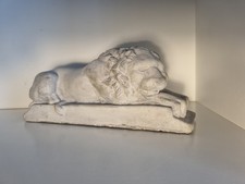 Liegende Löwenskulptur aus