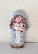 Madonna mit Kind, gehäkelt