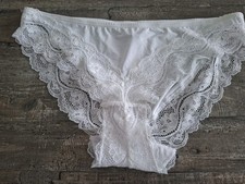 Triumph "Lovely Micro Tai" Slip weiß mit Stickerei und Spitze Gr.M Neu