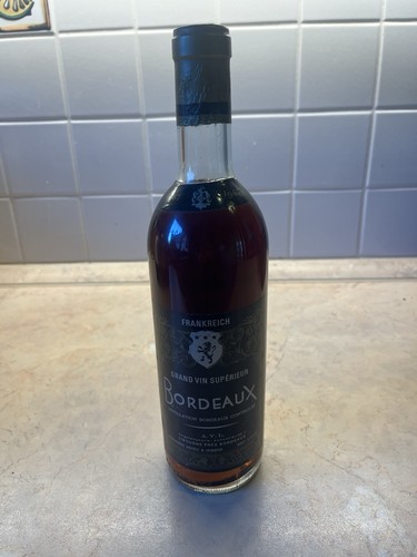 Sehr alter bordeaux wein - sehr,