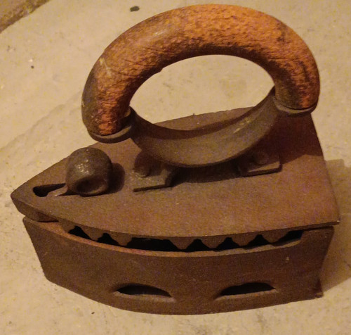 Antikes bügeleisen aus metall - antikes,
