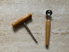 Vintage: alter klassischer Korkenzieher und Kugelausstecher mit Holzgriff