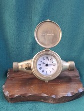 Eine Tischuhr in Form eines